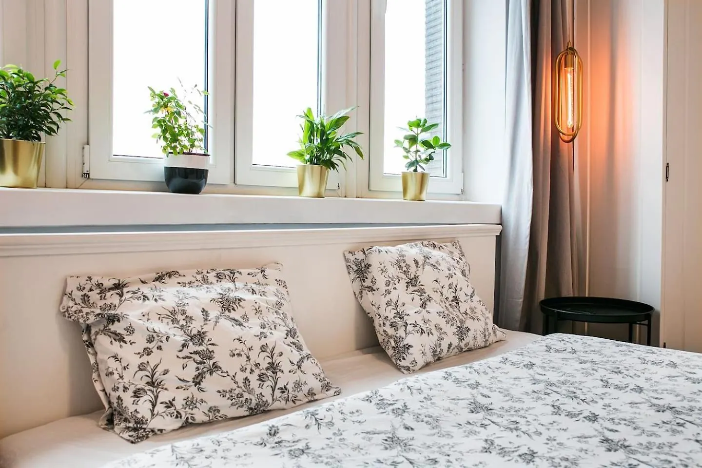 Krakow Apartments - Balcony, Workspace, Tram Stop - By Rentujemy