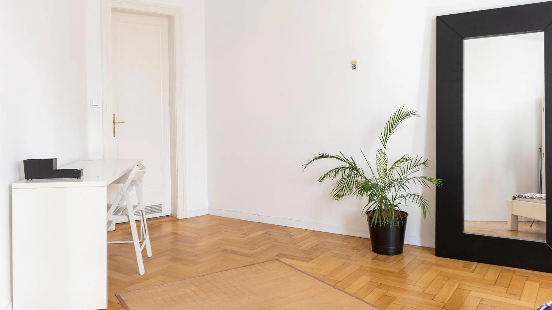 Krakow Apartments - Balcony, Workspace, Tram Stop - By Rentujemy Polska