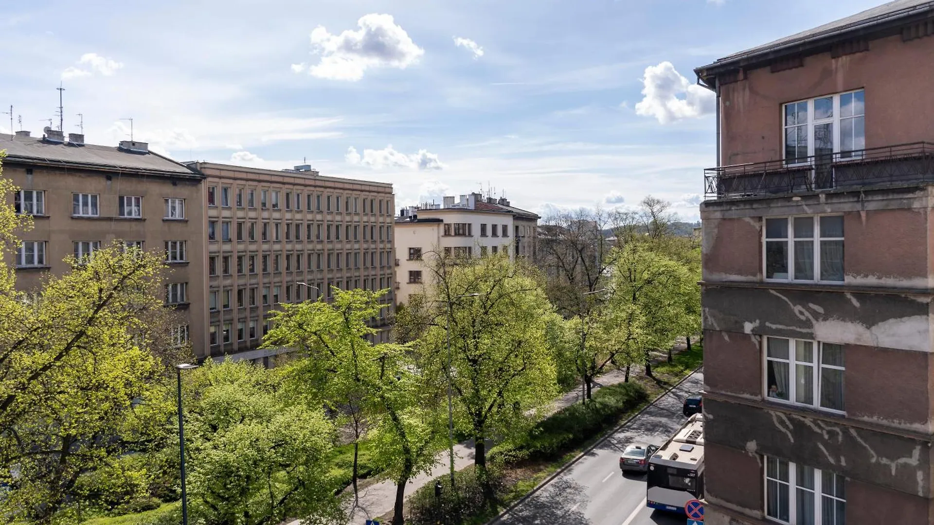 Krakow Apartments - Balcony, Workspace, Tram Stop - By Rentujemy 0*,  Polska