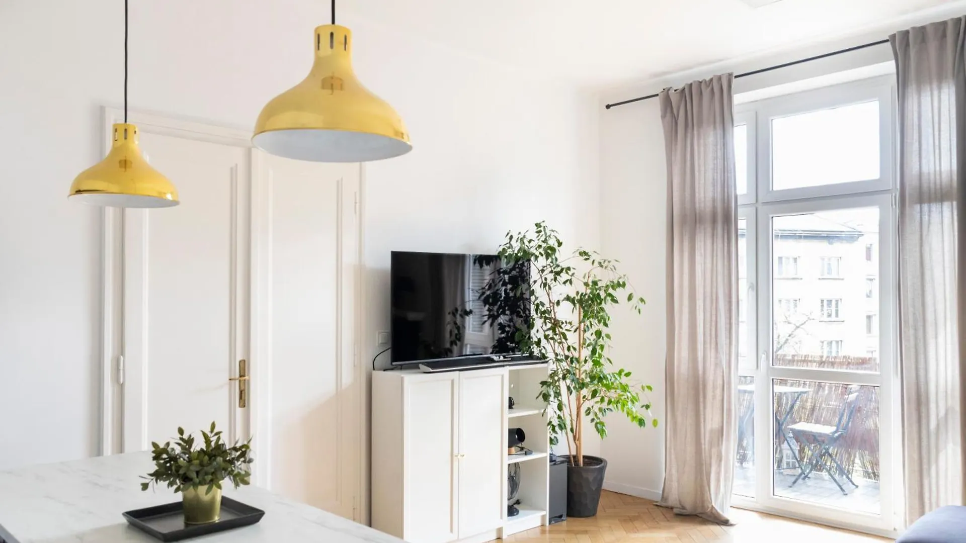 Krakow Apartments - Balcony, Workspace, Tram Stop - By Rentujemy