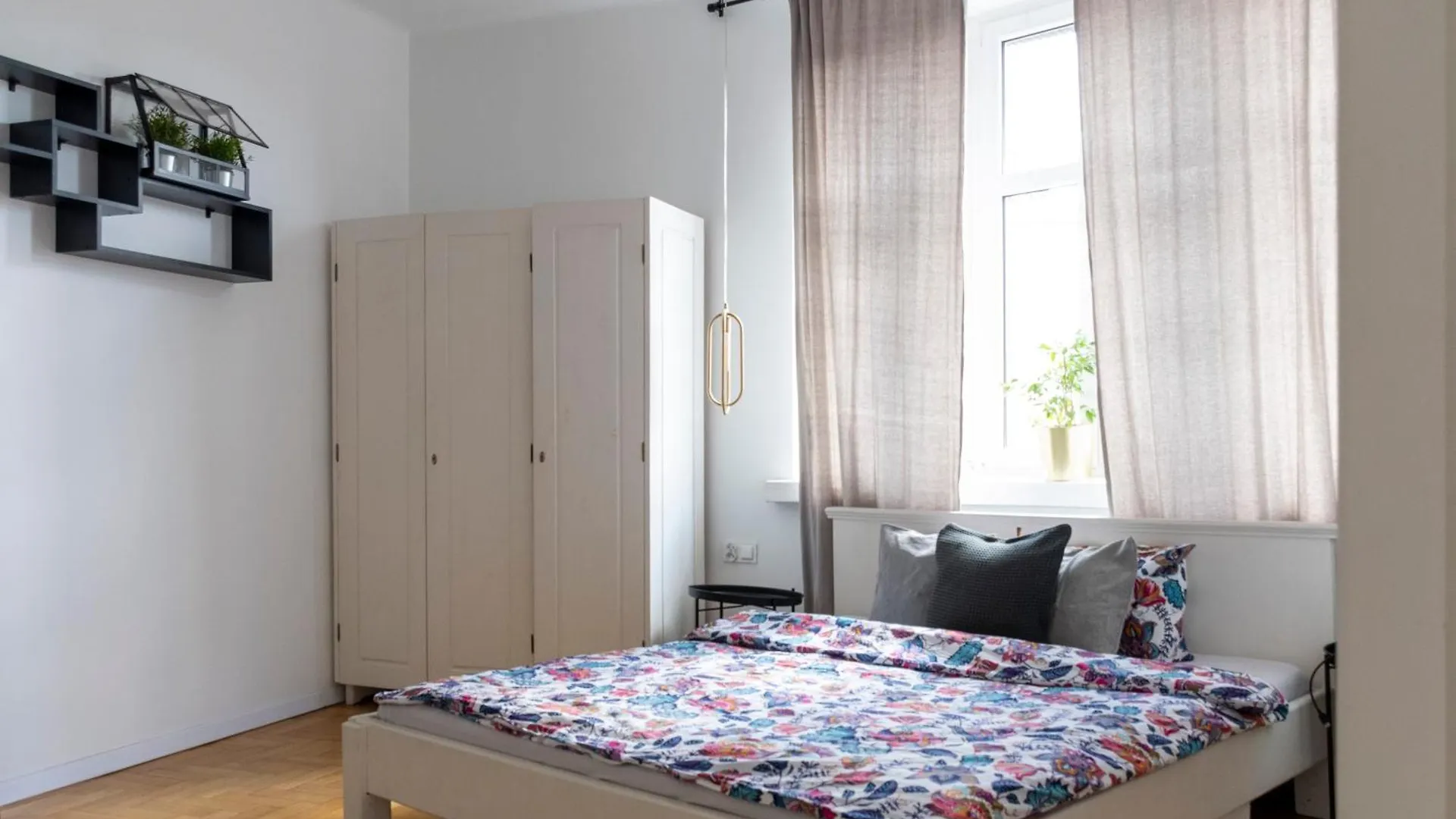 Krakow Apartments - Balcony, Workspace, Tram Stop - By Rentujemy 0*,