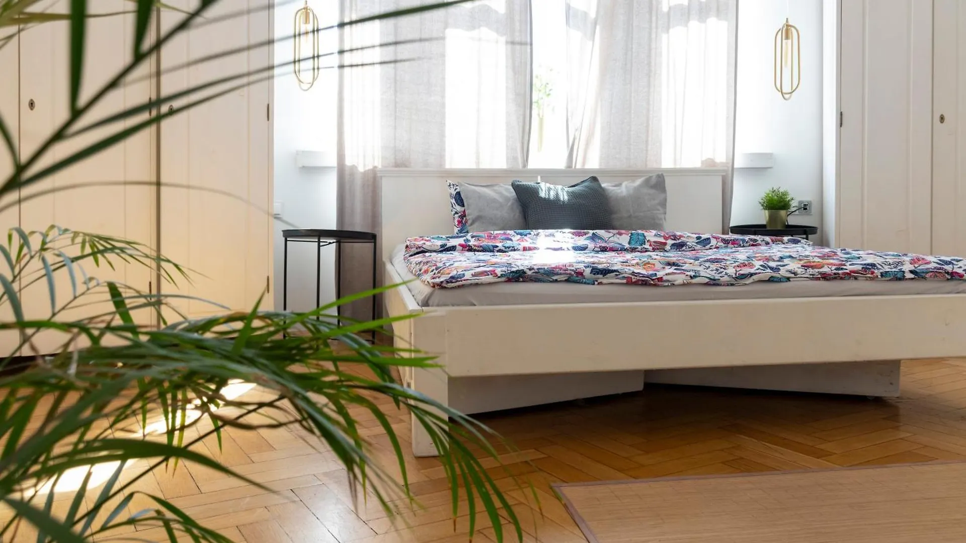 Krakow Apartments - Balcony, Workspace, Tram Stop - By Rentujemy 0*,