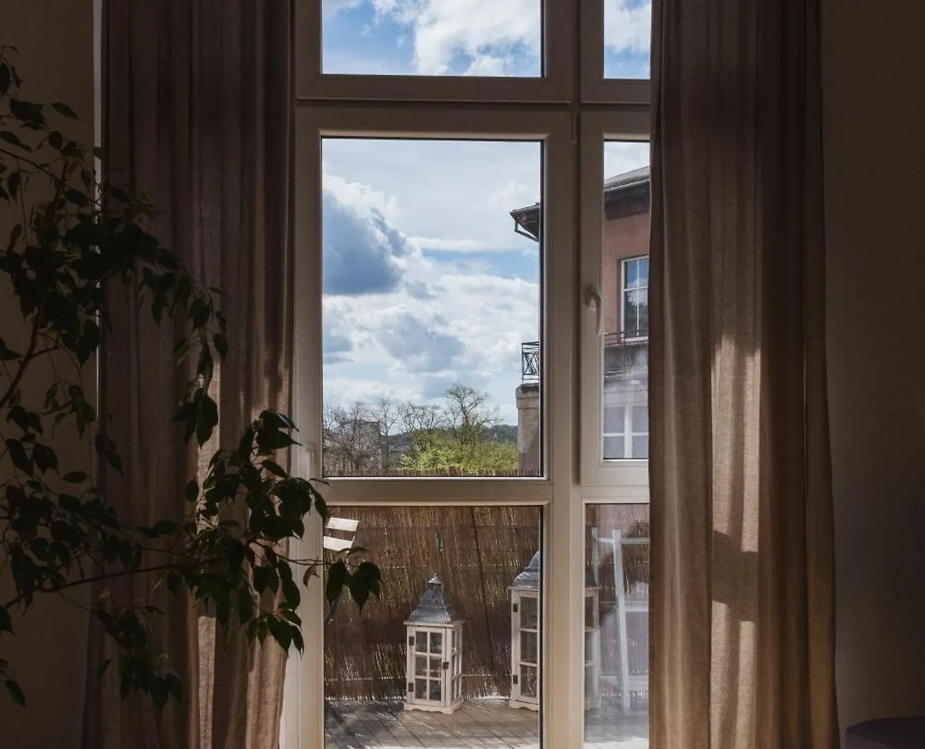 Krakow Apartments - Balcony, Workspace, Tram Stop - By Rentujemy