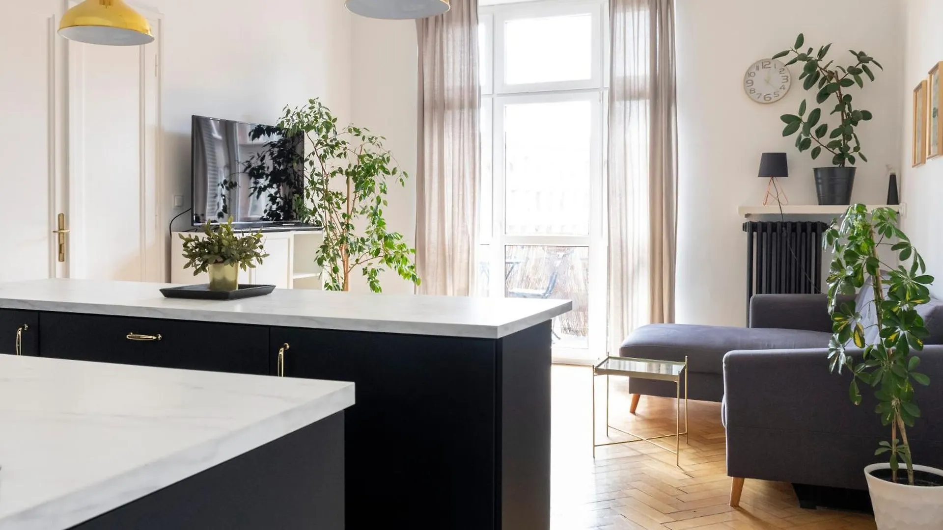 Krakow Apartments - Balcony, Workspace, Tram Stop - By Rentujemy