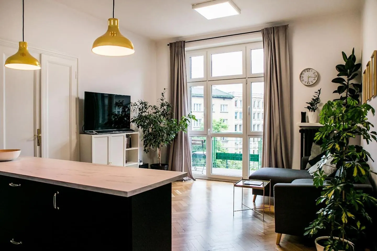 Krakow Apartments - Balcony, Workspace, Tram Stop - By Rentujemy