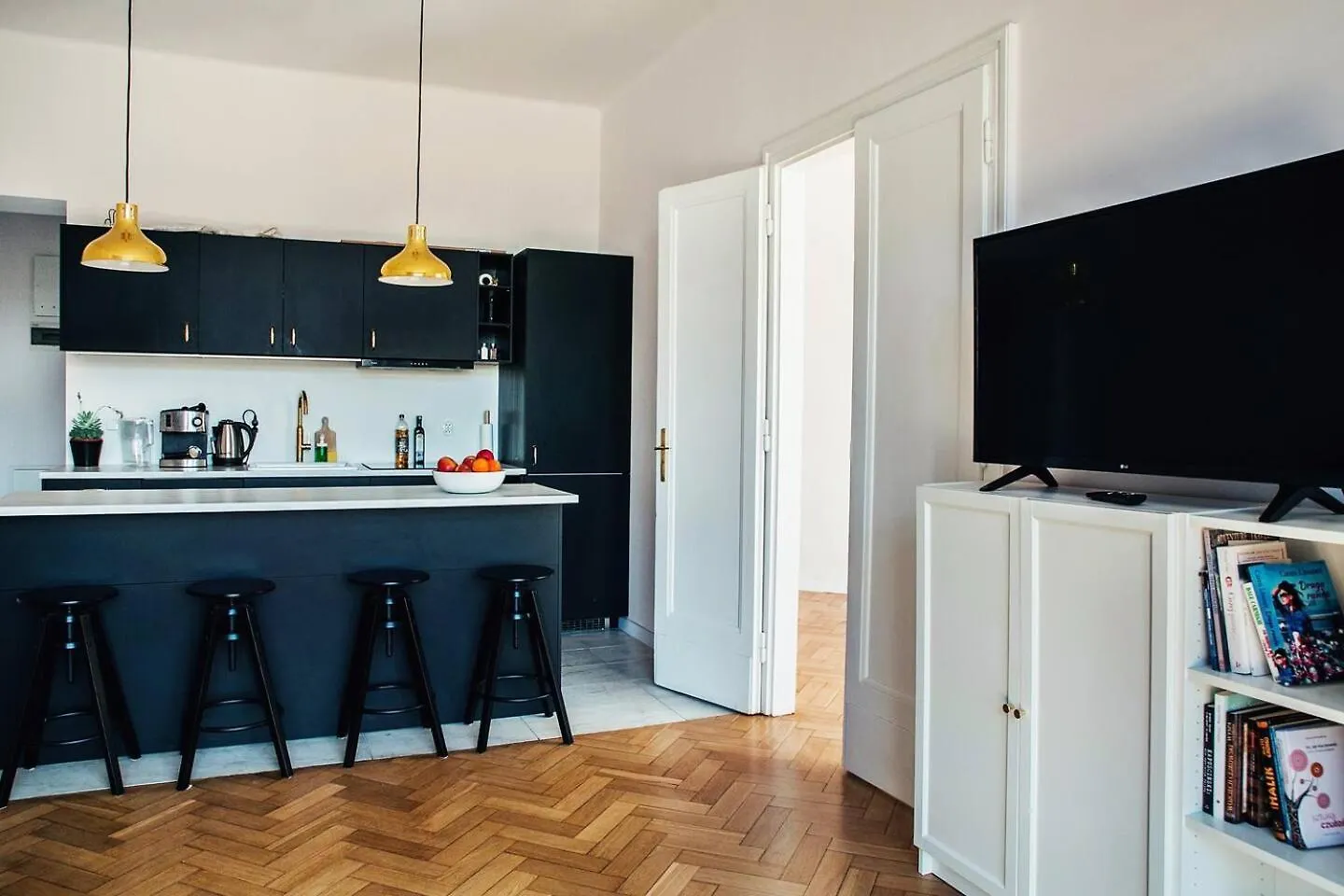 Krakow Apartments - Balcony, Workspace, Tram Stop - By Rentujemy Poland