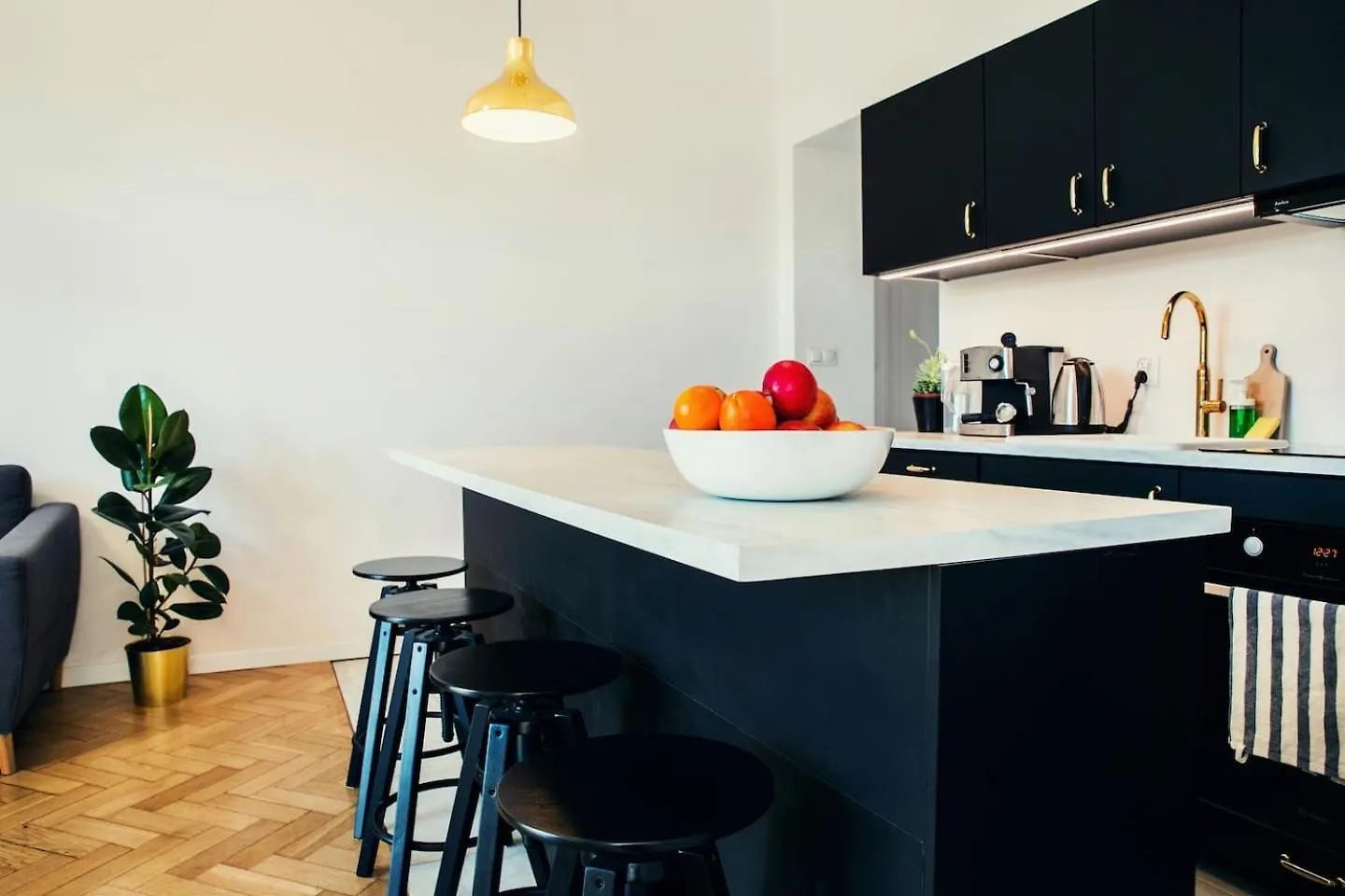 Krakow Apartments - Balcony, Workspace, Tram Stop - By Rentujemy