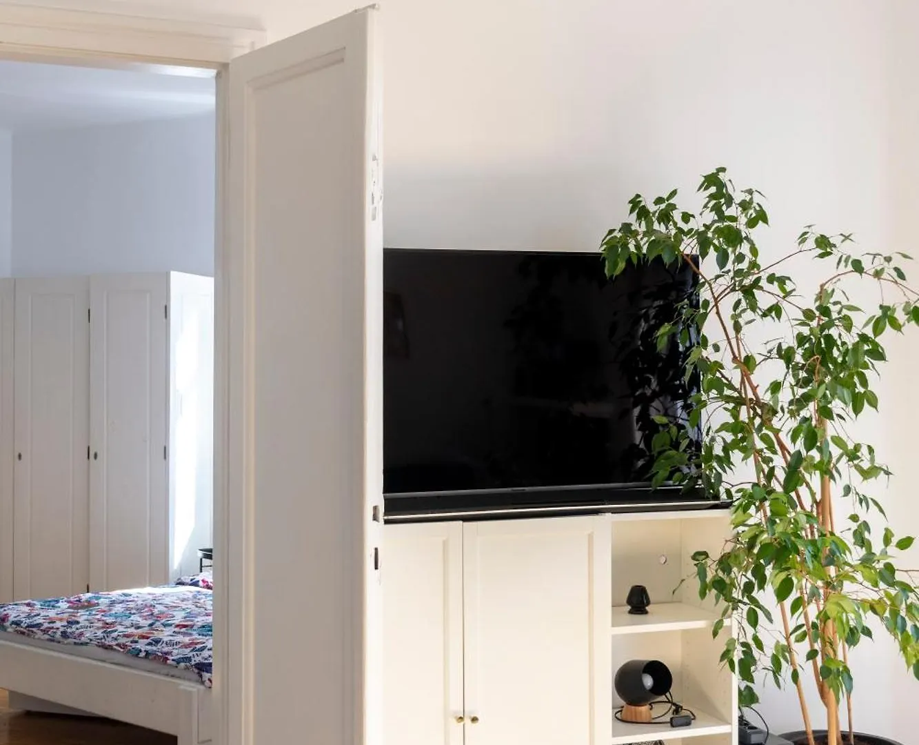 Krakow Apartments - Balcony, Workspace, Tram Stop - By Rentujemy