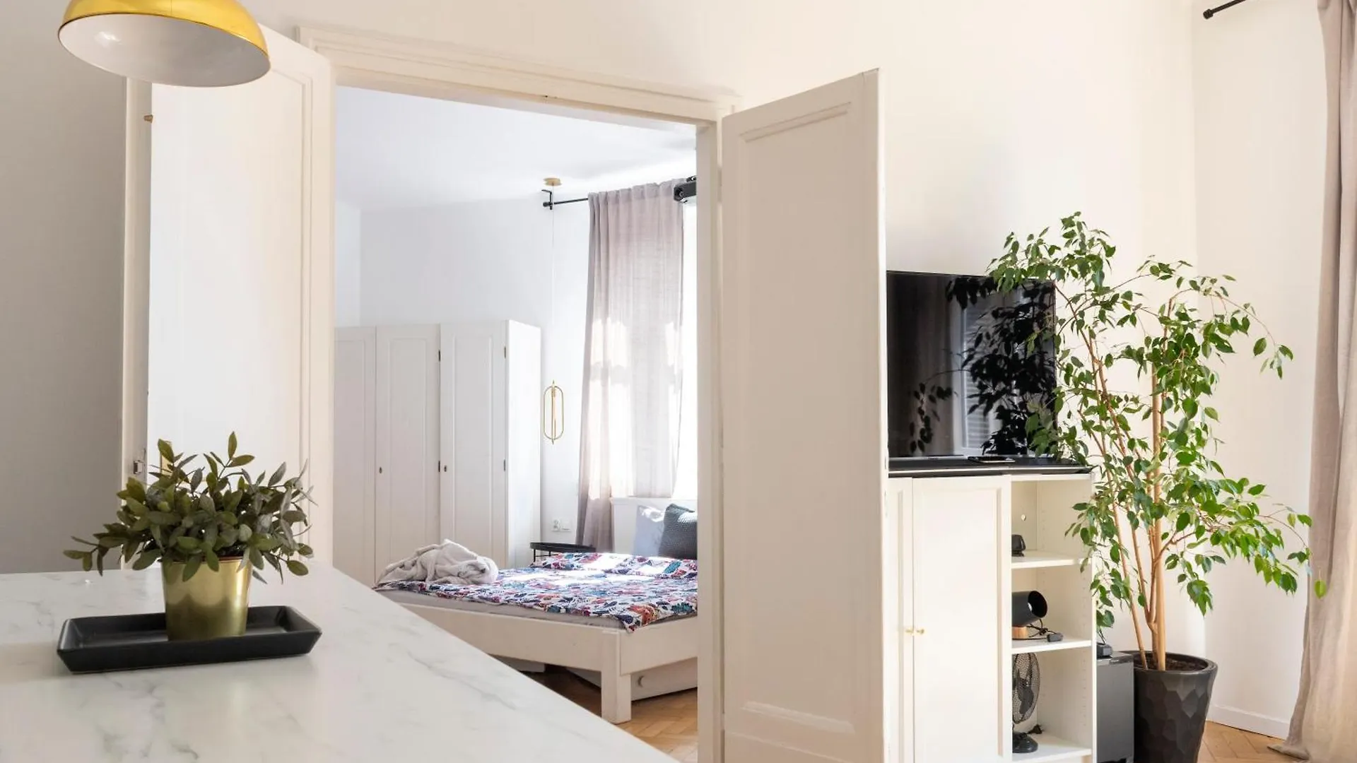 Krakow Apartments - Balcony, Workspace, Tram Stop - By Rentujemy