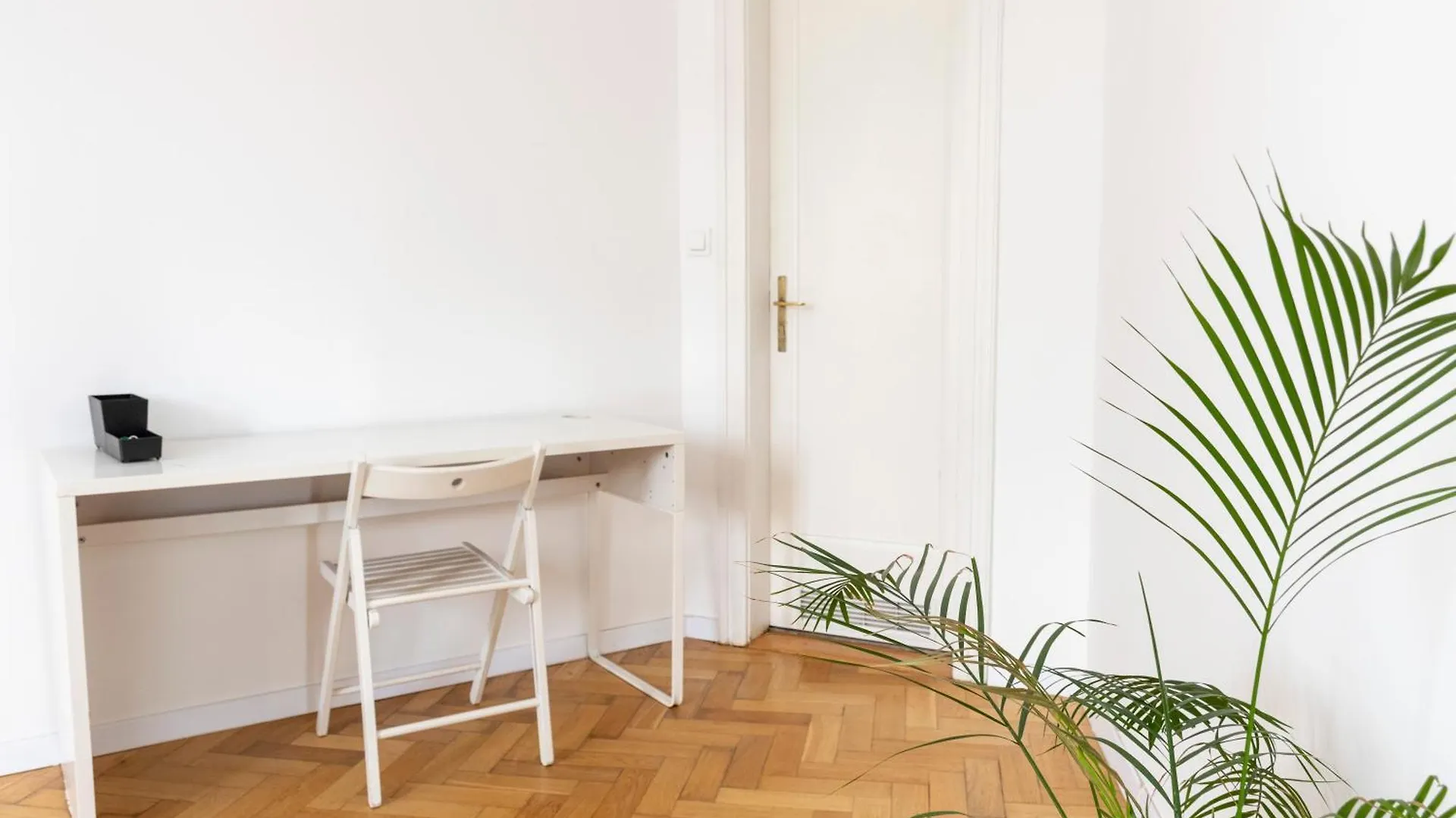 Krakow Apartments - Balcony, Workspace, Tram Stop - By Rentujemy