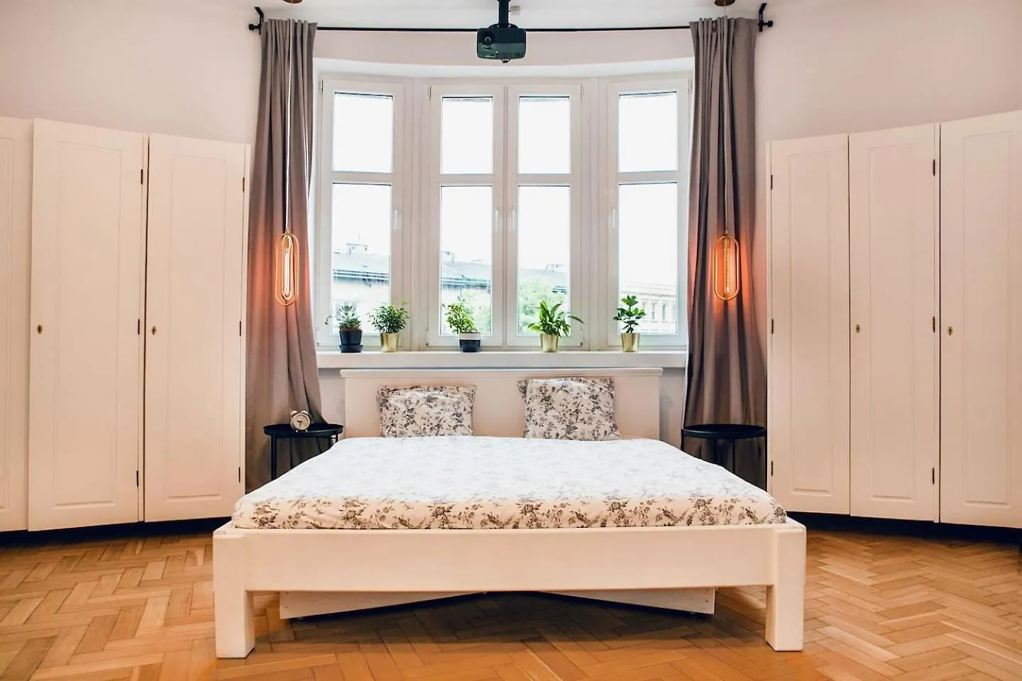 Krakow Apartments - Balcony, Workspace, Tram Stop - By Rentujemy
