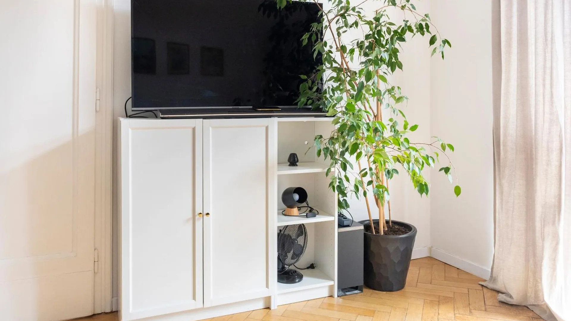 Krakow Apartments - Balcony, Workspace, Tram Stop - By Rentujemy