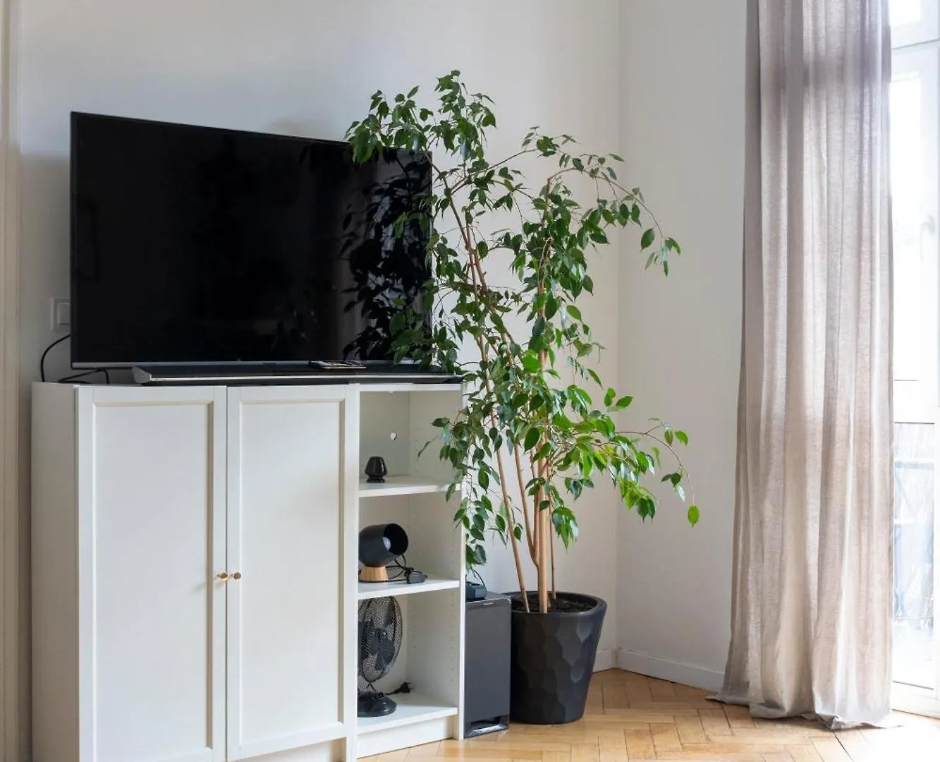 Krakow Apartments - Balcony, Workspace, Tram Stop - By Rentujemy Poland