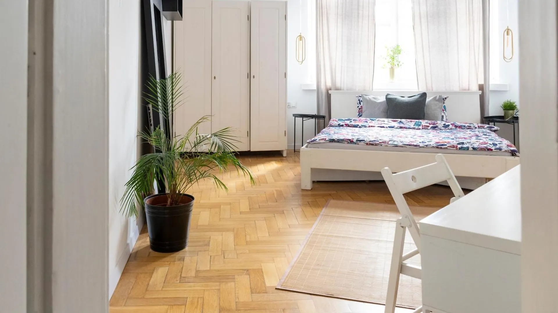 Krakow Apartments - Balcony, Workspace, Tram Stop - By Rentujemy