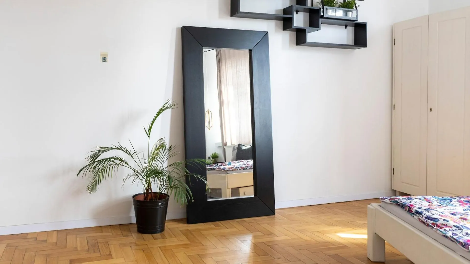 Krakow Apartments - Balcony, Workspace, Tram Stop - By Rentujemy