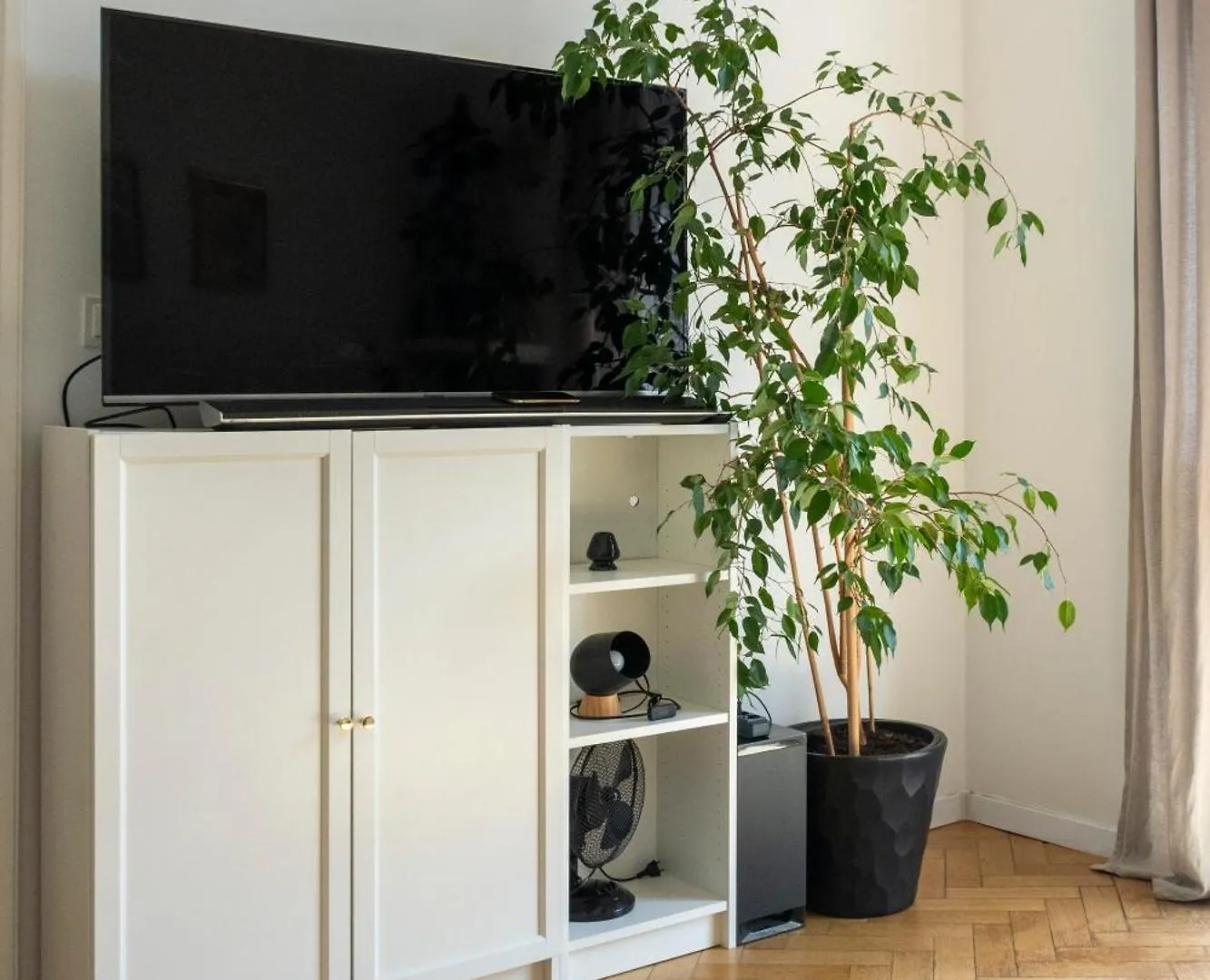 Krakow Apartments - Balcony, Workspace, Tram Stop - By Rentujemy