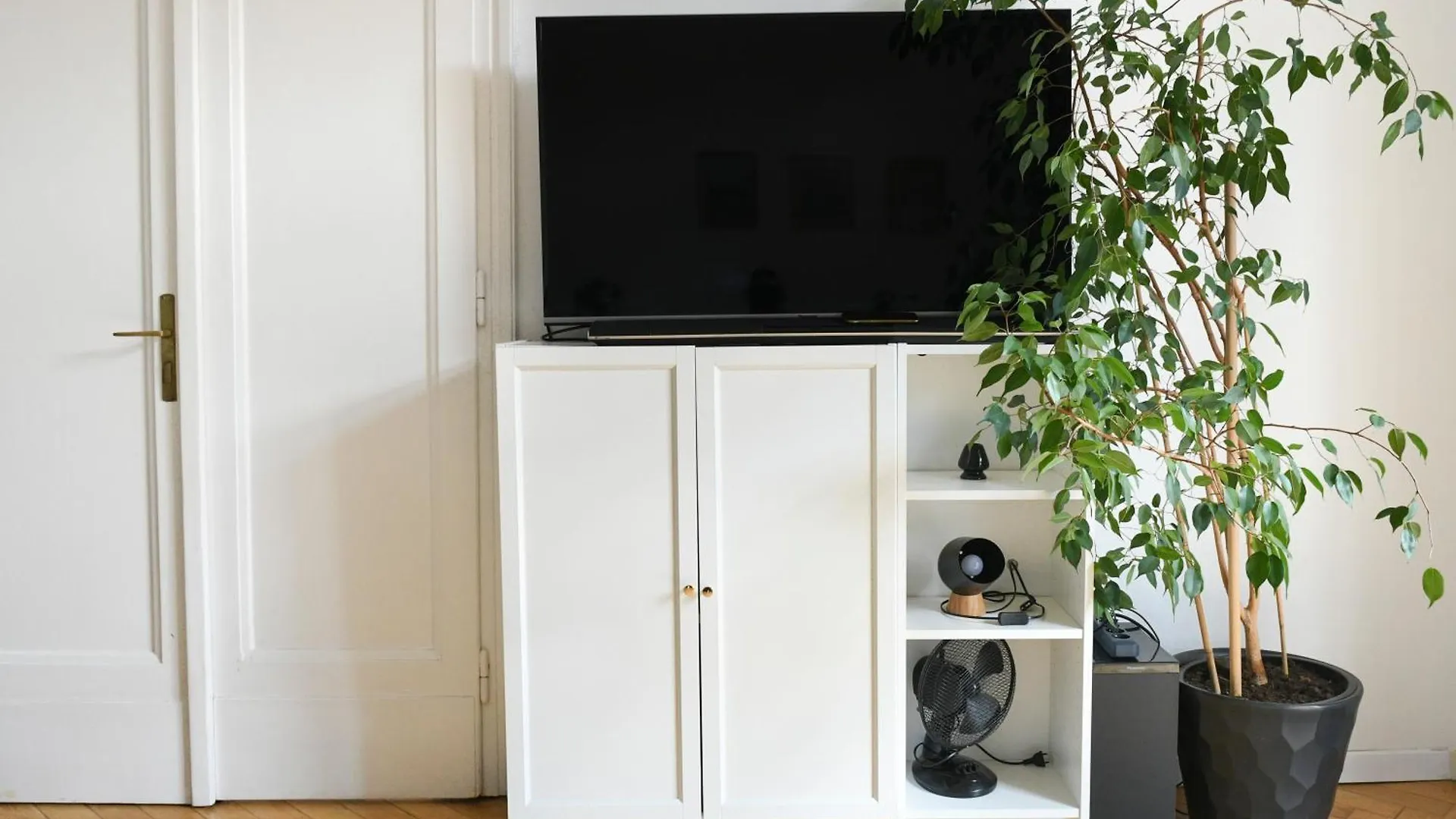 Krakow Apartments - Balcony, Workspace, Tram Stop - By Rentujemy Poland