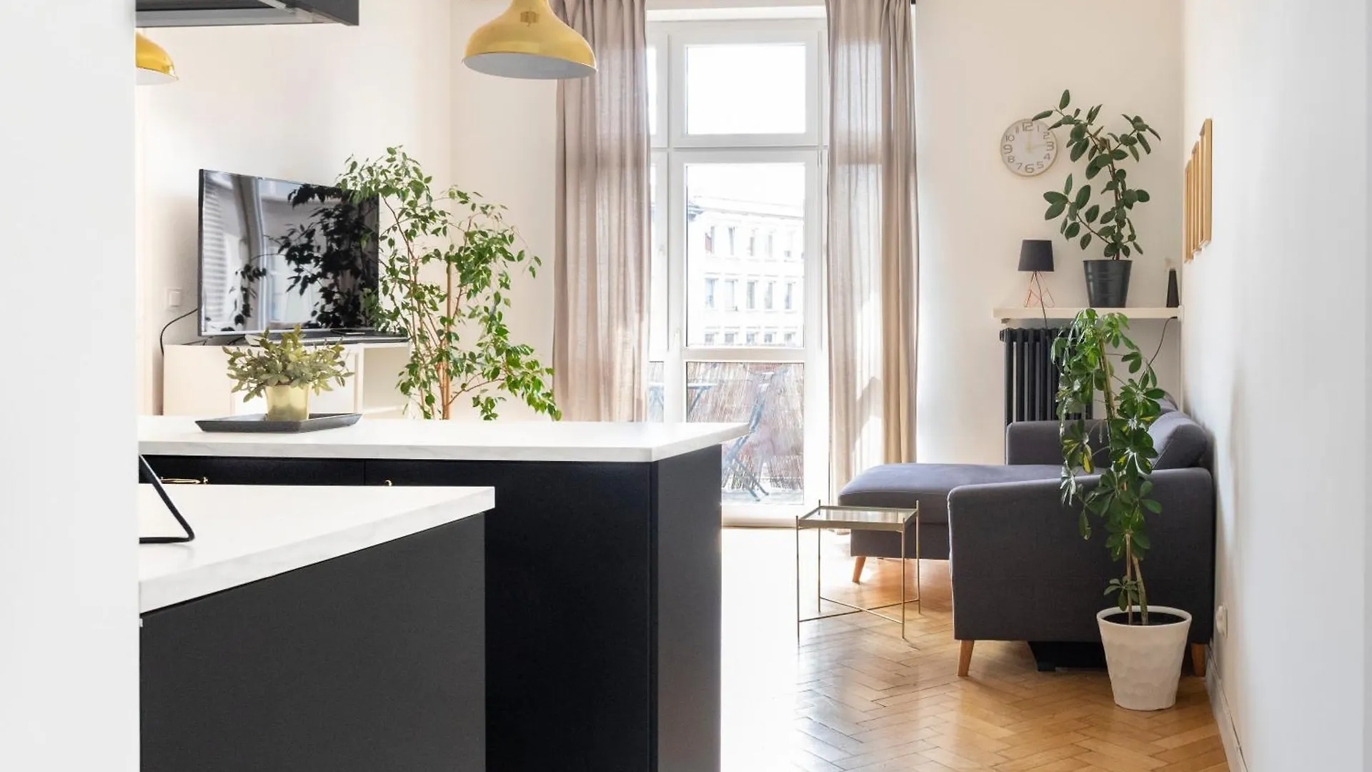 Krakow Apartments - Balcony, Workspace, Tram Stop - By Rentujemy Poland