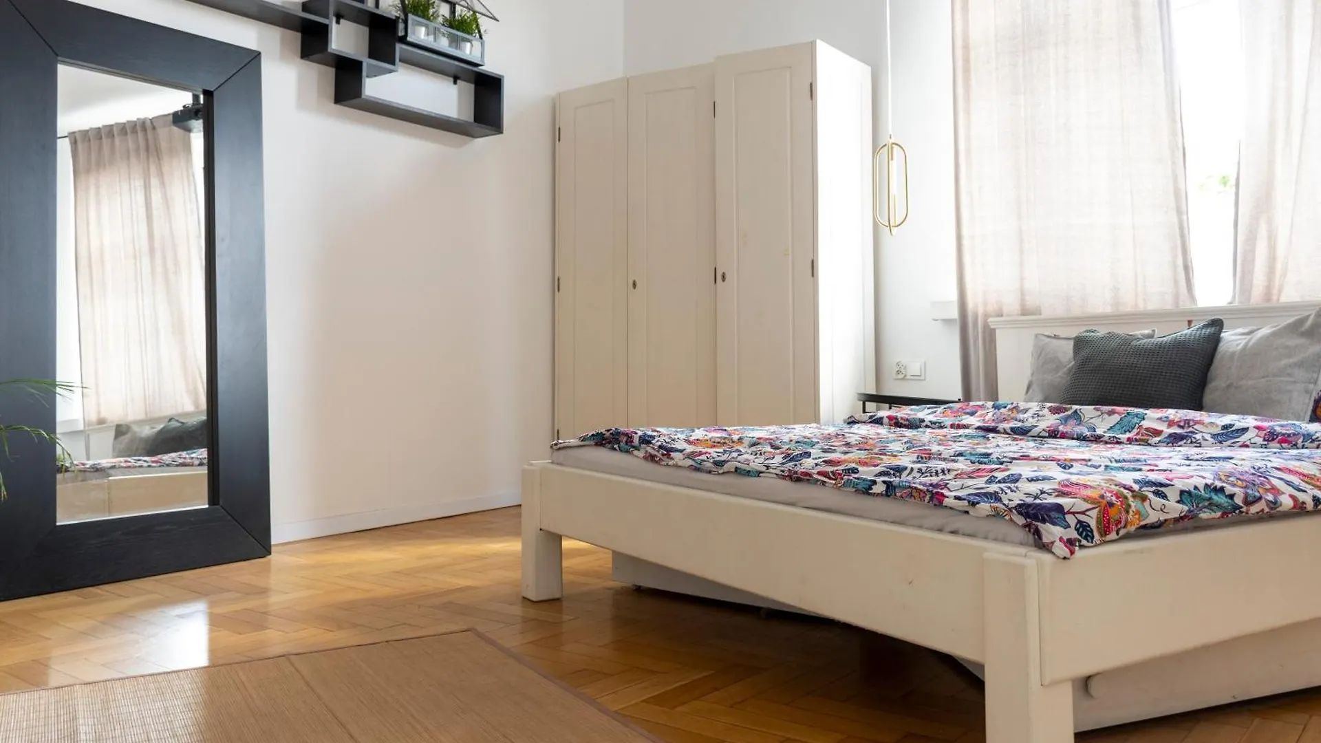 Krakow Apartments - Balcony, Workspace, Tram Stop - By Rentujemy