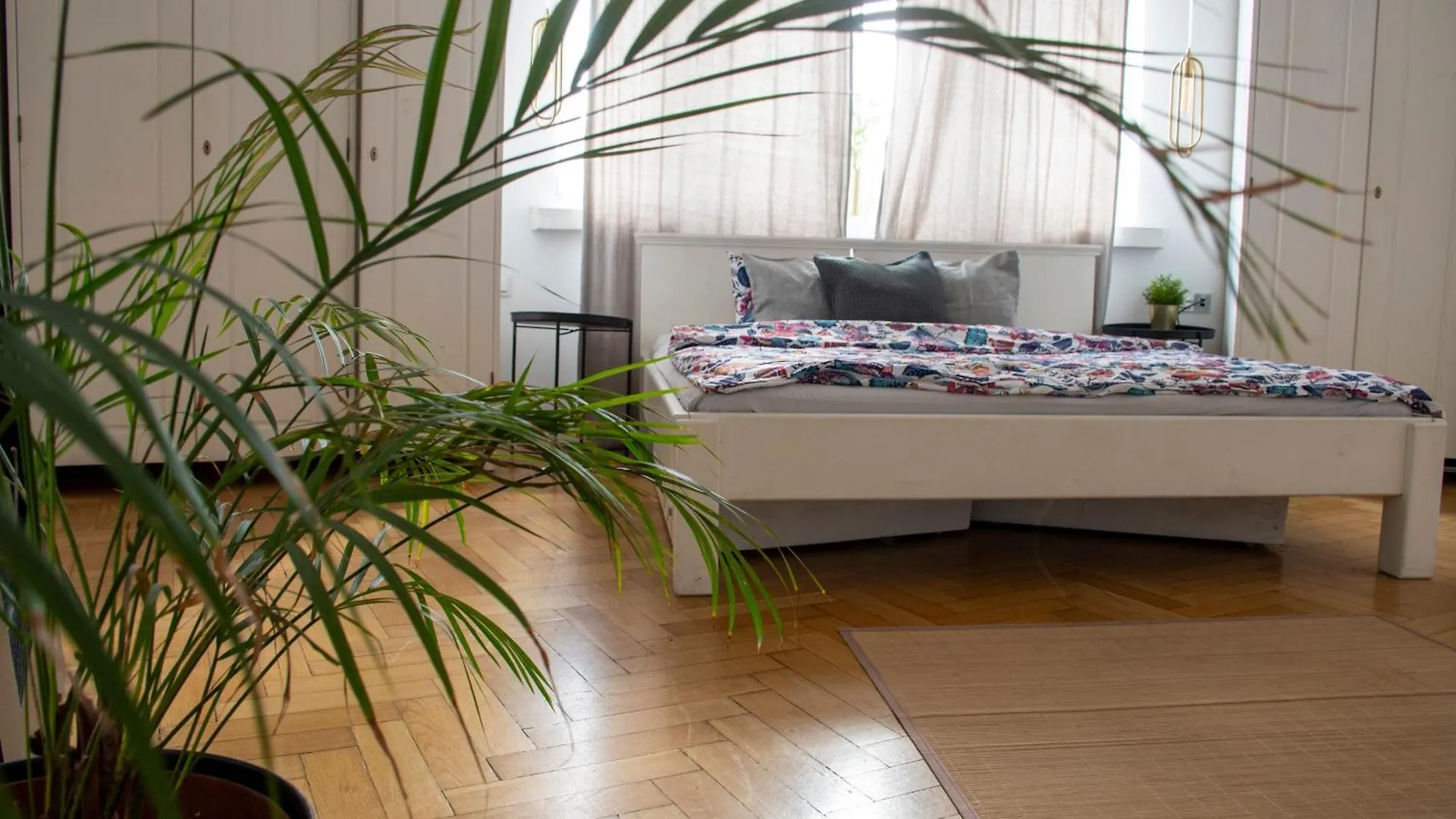 Krakow Apartments - Balcony, Workspace, Tram Stop - By Rentujemy
